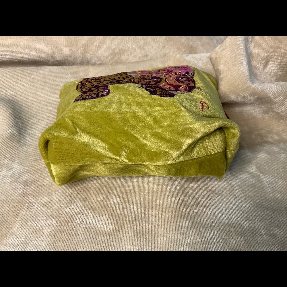 Powder Climbing Leopard Velvet Pouch - Picture 6 of 10